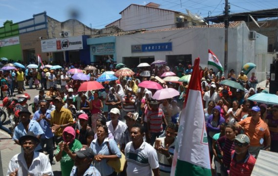 Aguas Belas:Trabalhadores fazem protesto em frente ao Banco do Brasil