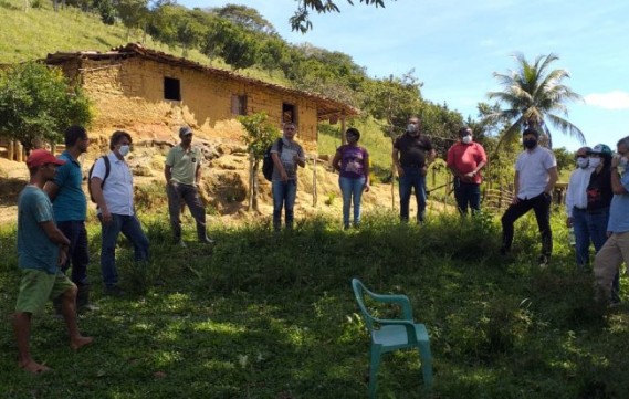 Comitiva leva apoio e esperança para famílias ameaçadas por grileiros na mata sul de Pernambuco