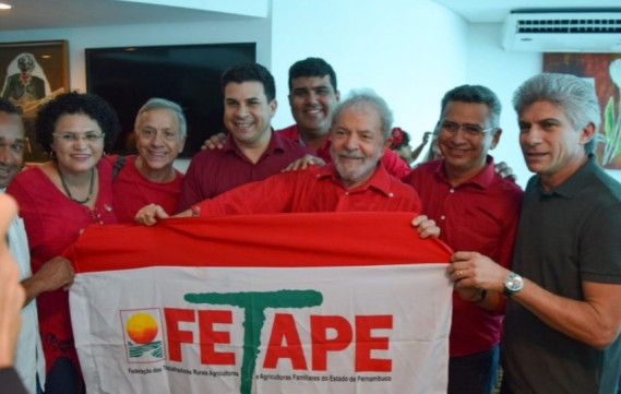 No Recife, Fetape recebe Lula e entrega homenagem ao ex-presidente