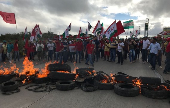 Trabalhadores Rurais fecham rodovias de Pernambuco para denunciar a retirada de direitos