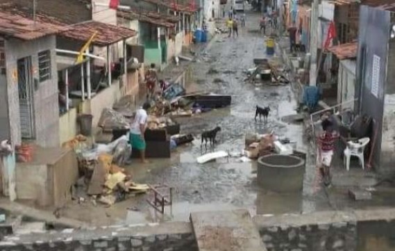 Famílias de Sanharó estão desabrigadas após fortes chuvas que caíram no agreste de PE